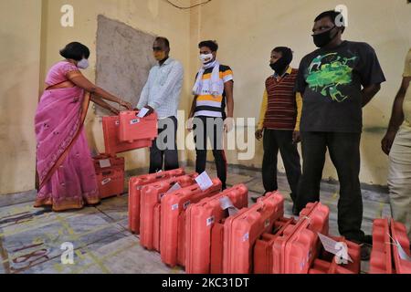 I funzionari delle elezioni partono per i rispettivi seggi elettorali dopo aver raccolto le macchine elettroniche di voto (EVM), prima delle elezioni comunali delle società, a Bhawani Niketan a Jaipur, Rajasthan, India, il 31 ottobre 2020. (Foto di Vishal Bhatnagar/NurPhoto) Foto Stock