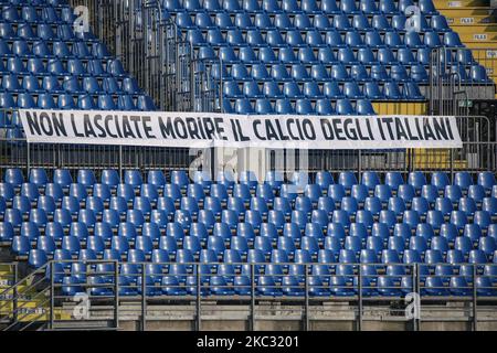 Banner presentato durante la serie B tra Brescia ed Entella, il 31 ottobre 2020. In tutti gli stadi della Serie B, i club hanno presentato un banner per sensibilizzare la popolazione sulla precaria situazione della lega, molto colpita dagli effetti della pandemia. (Foto di Stefano Nicoli/NurPhoto) Foto Stock