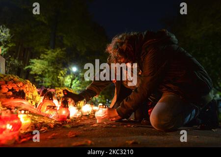 Gli attivisti per i diritti delle donne e i loro sostenitori lasciano candele e fiori di Chrysanthemum davanti all'ufficio di Cracovia del partito di diritto e giustizia al potere per esprimere la loro solidarietà a tutte le persone che vivono producendo e vendendo candele e fiori, E anche esprimere la loro rabbia per le recenti decisioni del governo polacco e della sentenza della Corte Suprema, che hanno inasprito le già severe regole sull'aborto. Il primo ministro Mateusz Morawiecki ha annunciato venerdì pomeriggio che i cimiteri saranno chiusi sabato, domenica e lunedì. Sabato 31 ottobre 2020, a Cracovia, Foto Stock