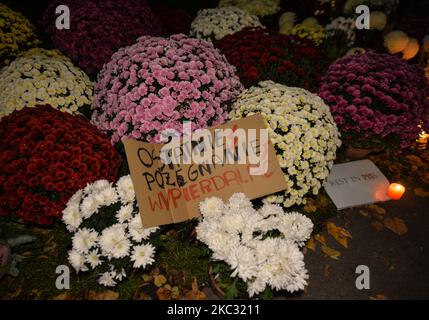 I messaggi delle candele e i fiori del Crisantemo davanti all'ufficio di Cracovia del partito di diritto e di giustizia al potere lasciato dagli attivisti per i diritti delle donne e dai loro sostenitori, come più grande della loro solidarietà con tutte le persone che vivono nella produzione e nella vendita di candele e fiori, E anche esprimere la loro rabbia per le recenti decisioni del governo polacco e della sentenza della Corte Suprema, che hanno inasprito le già severe regole sull'aborto. Il primo ministro Mateusz Morawiecki ha annunciato venerdì pomeriggio che i cimiteri saranno chiusi sabato, domenica e lunedì. Sabato 31 ottobre 20 Foto Stock