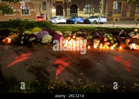 Candele e fiori di Chrysanthemum davanti all'ufficio di Cracovia del partito di diritto e di giustizia al potere lasciato dagli attivisti per i diritti delle donne e dai loro sostenitori, come più grande della loro solidarietà con tutte le persone che vivono producendo e vendendo candele e fiori, E anche esprimere la loro rabbia per le recenti decisioni del governo polacco e della sentenza della Corte Suprema, che hanno inasprito le già severe regole sull'aborto. Il primo ministro Mateusz Morawiecki ha annunciato venerdì pomeriggio che i cimiteri saranno chiusi sabato, domenica e lunedì. Sabato 31 ottobre 2020, in KR Foto Stock