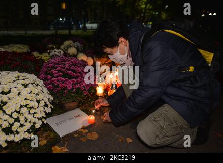 Gli attivisti per i diritti delle donne e i loro sostenitori lasciano candele e fiori di Chrysanthemum davanti all'ufficio di Cracovia del partito di diritto e giustizia al potere per esprimere la loro solidarietà a tutte le persone che vivono producendo e vendendo candele e fiori, E anche esprimere la loro rabbia per le recenti decisioni del governo polacco e della sentenza della Corte Suprema, che hanno inasprito le già severe regole sull'aborto. Il primo ministro Mateusz Morawiecki ha annunciato venerdì pomeriggio che i cimiteri saranno chiusi sabato, domenica e lunedì. Sabato 31 ottobre 2020, a Cracovia, Foto Stock