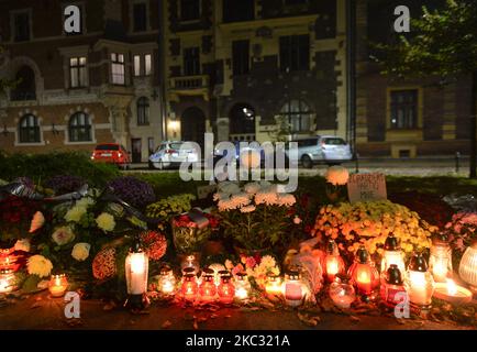 Candele e fiori di Chrysanthemum davanti all'ufficio di Cracovia del partito di diritto e di giustizia al potere lasciato dagli attivisti per i diritti delle donne e dai loro sostenitori, come più grande della loro solidarietà con tutte le persone che vivono producendo e vendendo candele e fiori, E anche esprimere la loro rabbia per le recenti decisioni del governo polacco e della sentenza della Corte Suprema, che hanno inasprito le già severe regole sull'aborto. Il primo ministro Mateusz Morawiecki ha annunciato venerdì pomeriggio che i cimiteri saranno chiusi sabato, domenica e lunedì. Sabato 31 ottobre 2020, in KR Foto Stock