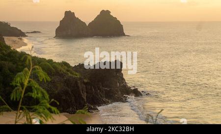 Una vista panoramica della spiaggia di Praia do Boldro al tramonto a Fernando de Noronha, Brasile Foto Stock