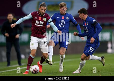 Burnleys Jay Rodriguez (a sinistra) in azione con Chelseas Timo Werner (al centro) e Chelseas Mason Mount (a destra) durante la partita della Premier League tra Burnley e Chelsea a Turf Moor, Burnley sabato 31st ottobre 2020. (Foto di Tim Markland/MI News/NurPhoto) Foto Stock