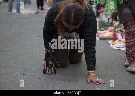 I devoti di Santa Muerte vengono a visitarla prima della serata nel quartiere ruvido di Tepito a Città del Messico, Messico, il 31 ottobre 2020. Questo consiste in una preghiera e gratitudine prima della più grande festa di questa immagine che si celebra il 1 novembre. Ed è che, questo altare è stato posto 19 anni fa, che è il più visitato nel centro di Città del Messico. (Foto di Martin Gorostiola/NurPhoto) Foto Stock