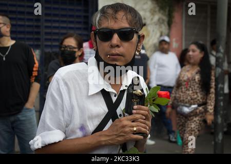 I devoti di Santa Muerte vengono a visitarla prima della serata nel quartiere ruvido di Tepito a Città del Messico, Messico, il 31 ottobre 2020. Questo consiste in una preghiera e gratitudine prima della più grande festa di questa immagine che si celebra il 1 novembre. Ed è che, questo altare è stato posto 19 anni fa, che è il più visitato nel centro di Città del Messico. (Foto di Martin Gorostiola/NurPhoto) Foto Stock