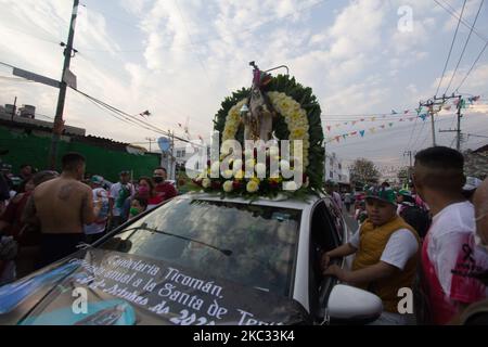 I devoti di Santa Muerte vengono a visitarla prima della serata nel quartiere ruvido di Tepito a Città del Messico, Messico, il 31 ottobre 2020. Questo consiste in una preghiera e gratitudine prima della più grande festa di questa immagine che si celebra il 1 novembre. Ed è che, questo altare è stato posto 19 anni fa, che è il più visitato nel centro di Città del Messico. (Foto di Martin Gorostiola/NurPhoto) Foto Stock