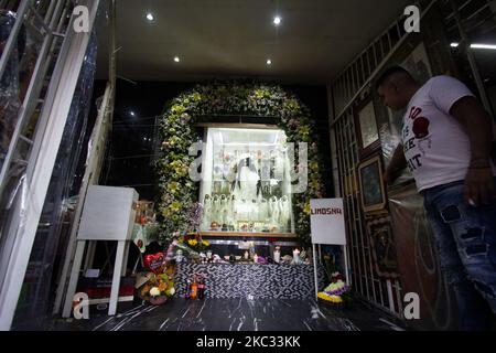 I devoti di Santa Muerte vengono a visitarla prima della serata nel quartiere ruvido di Tepito a Città del Messico, Messico, il 31 ottobre 2020. Questo consiste in una preghiera e gratitudine prima della più grande festa di questa immagine che si celebra il 1 novembre. Ed è che, questo altare è stato posto 19 anni fa, che è il più visitato nel centro di Città del Messico. (Foto di Martin Gorostiola/NurPhoto) Foto Stock