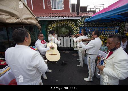 I devoti di Santa Muerte vengono a visitarla prima della serata nel quartiere ruvido di Tepito a Città del Messico, Messico, il 31 ottobre 2020. Questo consiste in una preghiera e gratitudine prima della più grande festa di questa immagine che si celebra il 1 novembre. Ed è che, questo altare è stato posto 19 anni fa, che è il più visitato nel centro di Città del Messico. (Foto di Martin Gorostiola/NurPhoto) Foto Stock