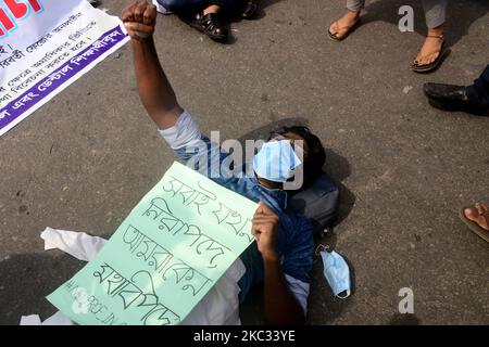 Gli studenti di medicina del Bangladesh svolgono una dimostrazione di blocco stradale all'incrocio di Shahbagh chiedendo lezioni online in mezzo alla pandemia di coronavirus a Dhaka, Bangladesh, il 1 novembre 2020. (Foto di Mamunur Rashid/NurPhoto) Foto Stock