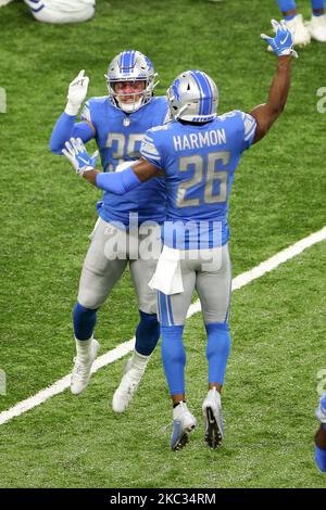 Detroit Lions Safety Miles Killebrew (35) e Detroit Lions strong Safety Duron Harmon (26) festeggiano dopo una partita durante la prima metà di una partita di football contro gli Indianapolis Colts a Detroit, Michigan USA, domenica 1 novembre 2020. (Foto di Amy Lemus/NurPhoto) Foto Stock