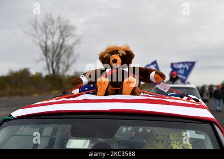 Una carovana di quasi 400 auto che porta i segni e le bandiere di Trump intasato strade e autostrade attraverso New York City, mentre i loro occupanti minacciavano gli automobilisti, si fermavano sui ponti, e gridavano epiteti razziali ai passanti nel periodo precedente alle elezioni presidenziali, domenica 1 novembre 2020. (Foto di B.A. Van Sise/NurPhoto) Foto Stock