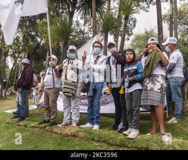 Gli ex membri della guerriglia della FARC partecipano a una manifestazione che richiede il rispetto di accordi di pace davanti alla Corte Suprema colombiana di Bogotà il 01 novembre 2020 (Foto di Daniel Garzon Herazo/NurPhoto) Foto Stock