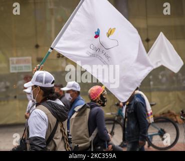 Gli ex membri della guerriglia della FARC partecipano a una manifestazione che richiede il rispetto di accordi di pace davanti alla Corte Suprema colombiana di Bogotà il 01 novembre 2020 (Foto di Daniel Garzon Herazo/NurPhoto) Foto Stock