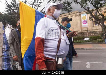 Gli ex membri della guerriglia della FARC partecipano a una manifestazione che richiede il rispetto di accordi di pace davanti alla Corte Suprema colombiana di Bogotà il 01 novembre 2020 (Foto di Daniel Garzon Herazo/NurPhoto) Foto Stock