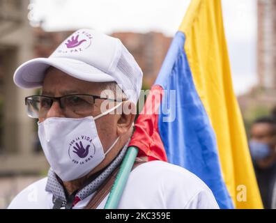 Gli ex membri della guerriglia della FARC partecipano a una manifestazione che richiede il rispetto di accordi di pace davanti alla Corte Suprema colombiana di Bogotà il 01 novembre 2020 (Foto di Daniel Garzon Herazo/NurPhoto) Foto Stock