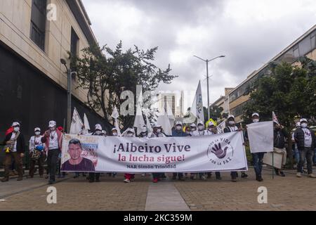 Gli ex membri della guerriglia della FARC partecipano a una manifestazione che richiede il rispetto di accordi di pace davanti alla Corte Suprema colombiana di Bogotà il 01 novembre 2020 (Foto di Daniel Garzon Herazo/NurPhoto) Foto Stock