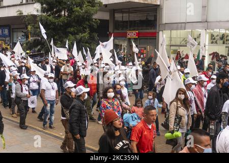 Gli ex membri della guerriglia della FARC partecipano a una manifestazione che richiede il rispetto di accordi di pace davanti alla Corte Suprema colombiana di Bogotà il 01 novembre 2020 (Foto di Daniel Garzon Herazo/NurPhoto) Foto Stock