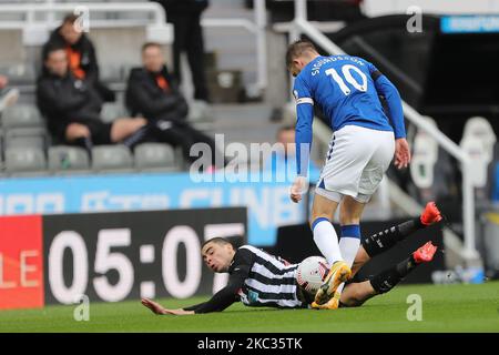 Miguel Almiron di Newcastle si è Unito in azione con Gylfi Sigurdsson di Everton durante la partita della Premier League tra Newcastle United ed Everton al St. James's Park di Newcastle domenica 1st novembre 2020. (Foto di Mark Fletcher/MI News/NurPhoto) Foto Stock