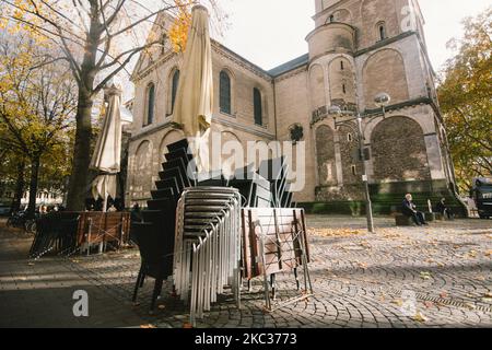 Sedie e tavoli sono visti accumulati nel centro della città come Lock Down lite prende effetto oggi a Colonia, Germania, il 2 novembre 2020 (Photo by Ying Tang/NurPhoto) Foto Stock