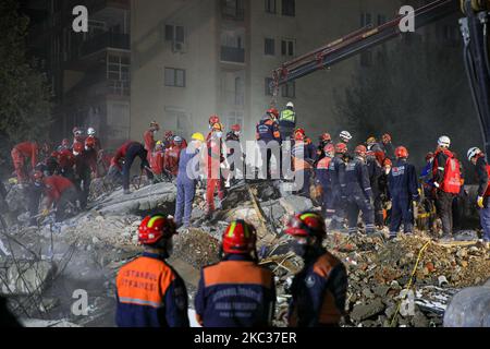 La ricerca e il salvataggio continuano dopo il forte rake zattles Izmir, Turchia il 2 novembre 2020. (Foto di CEM Tekkkesinoglu/NurPhoto) Foto Stock