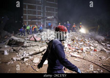 La ricerca e il salvataggio continuano dopo il forte rake zattles Izmir, Turchia il 2 novembre 2020. (Foto di CEM Tekkkesinoglu/NurPhoto) Foto Stock