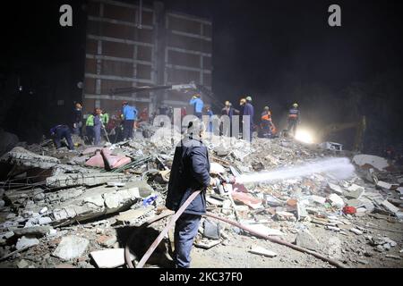 La ricerca e il salvataggio continuano dopo il forte rake zattles Izmir, Turchia il 2 novembre 2020. (Foto di CEM Tekkkesinoglu/NurPhoto) Foto Stock