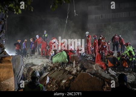 La ricerca e il salvataggio continuano dopo il forte rake zattles Izmir, Turchia il 2 novembre 2020. (Foto di CEM Tekkkesinoglu/NurPhoto) Foto Stock