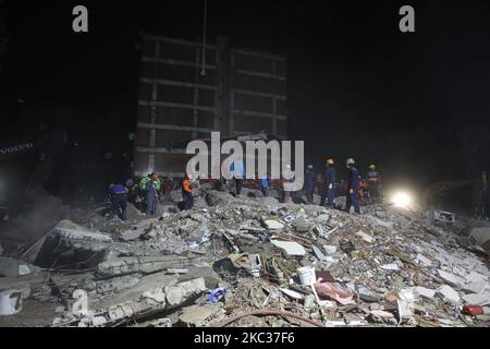 La ricerca e il salvataggio continuano dopo il forte rake zattles Izmir, Turchia il 2 novembre 2020. (Foto di CEM Tekkkesinoglu/NurPhoto) Foto Stock