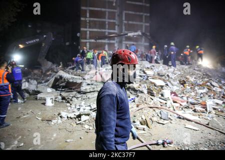 La ricerca e il salvataggio continuano dopo il forte rake zattles Izmir, Turchia il 2 novembre 2020. (Foto di CEM Tekkkesinoglu/NurPhoto) Foto Stock