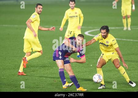 Raul Albiol di Villarreal CF e Shon Weissman di Valladolid durante la Liga Santander mach tra Villarreal e Valladolid a Estadio de la Ceramica il 2 novembre 2020 a Vila-real, Spagna (Foto di Maria Jose Segovia/NurPhoto) Foto Stock