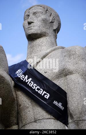 Il 2 novembre 2020, giorno dei morti, i monumenti storici di San Paolo, Brasile, sono stati adornati con un nastro nero, in lutto per le vittime della pandemia. Nella foto, Monumento alle bandiere. Lo stato di Sao Paulo è stato in lutto ufficiale dal maggio 6, quando il governatore Joao Doria ha deciso che il periodo solenne dovrebbe estendersi fino alla fine della pandemia. (Foto di Cris FAGA/NurPhoto) Foto Stock