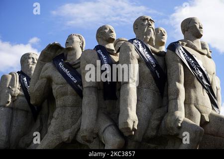 Il 2 novembre 2020, giorno dei morti, i monumenti storici di San Paolo, Brasile, sono stati adornati con un nastro nero, in lutto per le vittime della pandemia. Nella foto, Monumento alle bandiere. Lo stato di Sao Paulo è stato in lutto ufficiale dal maggio 6, quando il governatore Joao Doria ha deciso che il periodo solenne dovrebbe estendersi fino alla fine della pandemia. (Foto di Cris FAGA/NurPhoto) Foto Stock