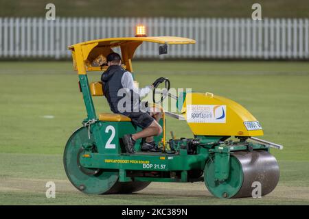 Uno staff di terra guida un rullo sul campo tra le interruzioni di inning durante la partita WBBL Women's Big Bash League tra gli Adelaide Strikers e le Melbourne Stars al Blacktown International SportsPark, il 03 novembre 2020, a Sydney, Australia. (Foto di Izhar Khan/NurPhoto) Foto Stock