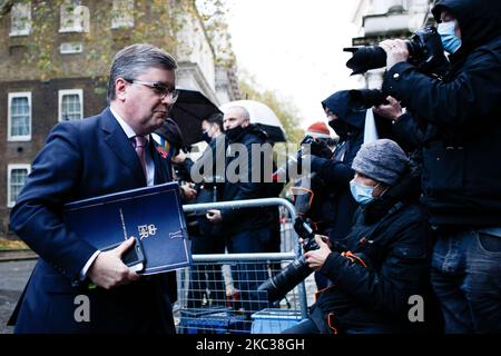 Lord Chancellor e Secretary of state for Justice Robert Buckland, deputato del Partito conservatore per South Swindon, arriva a Downing Street per la riunione settimanale del gabinetto, attualmente in corso presso l'Ufficio degli esteri, del Commonwealth e dello sviluppo (FCDO), a Londra, in Inghilterra, il 3 novembre 2020. (Foto di David Cliff/NurPhoto) Foto Stock