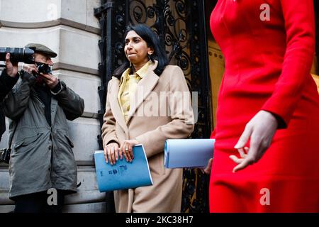 Il Procuratore Generale Suella Braverman, deputato del Partito conservatore per Fareham, ritorna a Downing Street dalla riunione settimanale del gabinetto, attualmente in corso presso l'Ufficio degli Esteri, del Commonwealth e dello sviluppo (FCDO), a Londra, in Inghilterra, il 3 novembre 2020. (Foto di David Cliff/NurPhoto) Foto Stock