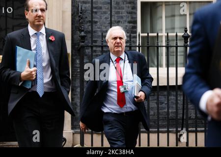 Sir Edward Lister, Chief Strategic Adviser del primo ministro britannico Boris Johnson, lascia 10 Downing Street per la riunione settimanale del gabinetto, attualmente in corso presso il Foreign, Commonwealth and Development Office (FCDO), a Londra, Inghilterra, il 3 novembre 2020. (Foto di David Cliff/NurPhoto) Foto Stock