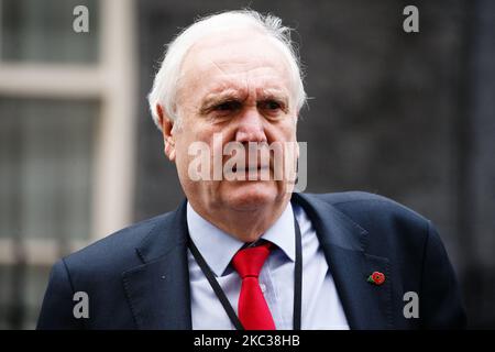 Sir Edward Lister, Chief Strategic Adviser del primo ministro britannico Boris Johnson, lascia 10 Downing Street per la riunione settimanale del gabinetto, attualmente in corso presso il Foreign, Commonwealth and Development Office (FCDO), a Londra, Inghilterra, il 3 novembre 2020. (Foto di David Cliff/NurPhoto) Foto Stock