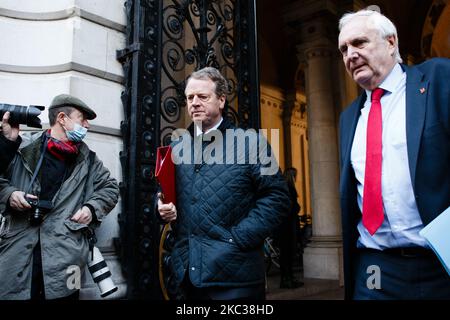 Segretario di Stato per la Scozia Alister Jack (L), deputato del Partito conservatore scozzese per Dumfries e Galloway, E Sir Edward Lister (R), consigliere strategico capo del primo ministro britannico Boris Johnson, torna a Downing Street dalla riunione settimanale del gabinetto, attualmente in corso presso il Foreign, Commonwealth and Development Office (FCDO), a Londra, in Inghilterra, il 3 novembre 2020. (Foto di David Cliff/NurPhoto) Foto Stock