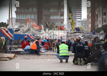 Il terremoto di magnitudo 7,0 che ha colpito il Mar Egeo la scorsa settimana ha ucciso 107 persone e ferito 1027 persone, l'autorità disastrosa del countryâ nota con l'acronimo turco AFAD ha detto. I membri dei servizi di salvataggio lavorano durante la ricerca continua di sopravvissuti nei detriti di un edificio crollato a Izmir, in Turchia, il 3 novembre 2020. (Foto di CEM TekkeÅŸinoÄŸlu/NurPhoto) Foto Stock