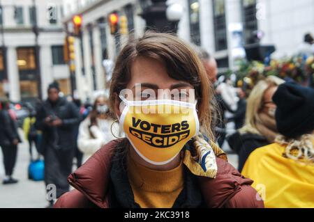 I sostenitori di Joe Biden si rally per gioia ai Sondaggi a Philadelphia, PA, il 3 novembre 2020. (Foto di Cory Clark/NurPhoto) Foto Stock