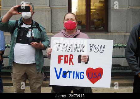 I sostenitori di Joe Biden si rally per gioia ai Sondaggi a Philadelphia, PA, il 3 novembre 2020. (Foto di Cory Clark/NurPhoto) Foto Stock