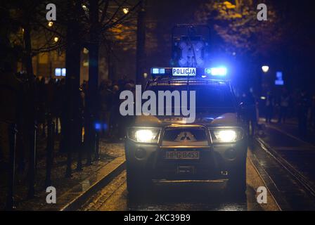 Un'auto della polizia vista vicino a una protesta Pro-Choice fuori dal Palazzo dell'Arcivescovo di Cracovia, sede della Curia metropolitana di Cracovia. Gli studenti universitari, gli attivisti per i diritti delle donne e i loro sostenitori hanno organizzato un'altra protesta anti-governativa a Cracovia il dodicesimo giorno della protesta in corso, opponendosi alla reticenza pandemica di esprimere rabbia per la sentenza della Corte Suprema che ha inasprito le già severe leggi sull'aborto. Lunedì 2 novembre 2020 a Cracovia, Polonia. (Foto di Artur Widak/NurPhoto) Foto Stock