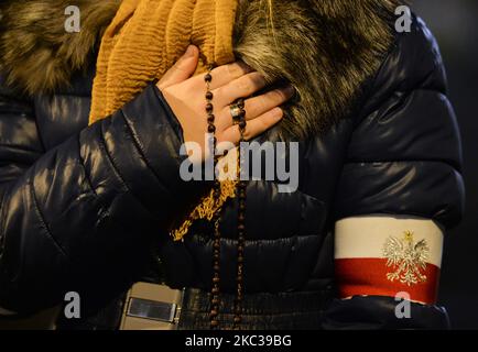 Un attivista che prega Pro-Life che si oppone a un manifestante Pro-Choice fuori dal Palazzo dell'Arcivescovo di Cracovia, sede della Curia metropolitana di Cracovia. Gli studenti universitari, gli attivisti per i diritti delle donne e i loro sostenitori hanno organizzato un'altra protesta anti-governativa a Cracovia il dodicesimo giorno della protesta in corso, opponendosi alla reticenza pandemica di esprimere rabbia per la sentenza della Corte Suprema che ha inasprito le già severe leggi sull'aborto. Lunedì 2 novembre 2020 a Cracovia, Polonia. (Foto di Artur Widak/NurPhoto) Foto Stock