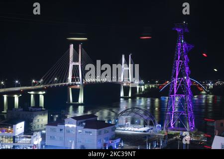 4 novembre, 2020-Sacheon, Korera Sud-A Vista notturna del 'Ponte di Sammeonpo e funivia Marina' a Sacheon-City, Corea del Sud il 30 ottobre 2020. Il Ponte di Samcheonpo e' la citta' di Sacheon per il gruppo Namhae-Gun CONNECT 5 birdges (Samcheonpo, Choyang, Nukdo, Changsun, Danhyang). (Foto di Seung-il Ryu/NurPhoto) Foto Stock