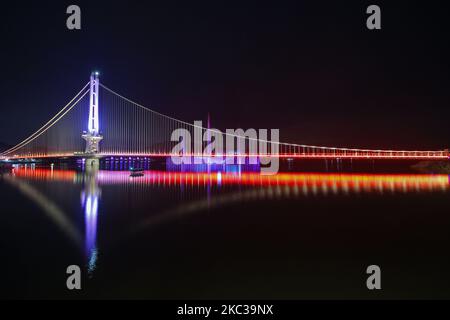 4 novembre 2020-Damyang, Corea del Sud-A Vista notturna del più grande lago della Corea del Sud Yedangho e ponte sospeso sul lago Yedangho a Yesan, Corea del Sud il 31 ottobre 2020. Il ponte sospeso di Yedangho è oen il 06 aprile 2019, il ponte sospeso di Yedangho è il ponte sospeso più lungo della Corea con una lunghezza di 402 metri. Con una Slow Lake Road aperta nell'ottobre 2019, la passeggiata dal ponte sospeso alla strada offre uno splendido scenario. (Foto di Seung-il Ryu/NurPhoto) Foto Stock