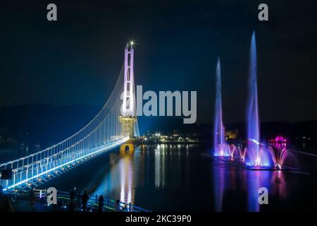 4 novembre 2020-Damyang, Corea del Sud-A Vista notturna del più grande lago della Corea del Sud Yedangho e ponte sospeso sul lago Yedangho a Yesan, Corea del Sud il 31 ottobre 2020. Il ponte sospeso di Yedangho è oen il 06 aprile 2019, il ponte sospeso di Yedangho è il ponte sospeso più lungo della Corea con una lunghezza di 402 metri. Con una Slow Lake Road aperta nell'ottobre 2019, la passeggiata dal ponte sospeso alla strada offre uno splendido scenario. (Foto di Seung-il Ryu/NurPhoto) Foto Stock