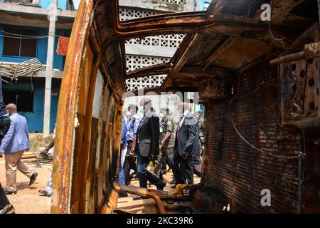 Alcune delle proprietà distrutte in diverse stazioni di polizia in tutto lo stato durante la visita dell'ispettore generale di polizia a Lagos il 3 novembre 2020. L'ispettore generale della polizia, Mohammed Adamu, visita Lagos ha esortato gli uomini e gli ufficiali della polizia nigeriana nello Stato di Lagos a non essere scoraggiati dalla distruzione e uccisioni dei loro uomini durante la protesta #EndSARS nello Stato, L'IG ha ammesso che il morale della polizia è stato giù dopo il brutto incidente, in cui sei poliziotti sono stati linciati e 36 feriti in modo critico. (Foto di Olukayode Jaiyeola/NurPhoto) Foto Stock