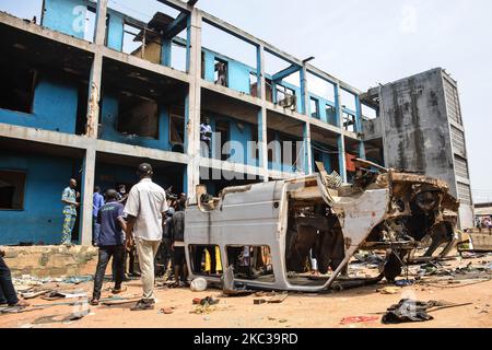 Alcune delle proprietà distrutte in diverse stazioni di polizia in tutto lo stato durante la visita dell'ispettore generale di polizia a Lagos il 3 novembre 2020. L'ispettore generale della polizia, Mohammed Adamu, visita Lagos ha esortato gli uomini e gli ufficiali della polizia nigeriana nello Stato di Lagos a non essere scoraggiati dalla distruzione e uccisioni dei loro uomini durante la protesta #EndSARS nello Stato, L'IG ha ammesso che il morale della polizia è stato giù dopo il brutto incidente, in cui sei poliziotti sono stati linciati e 36 feriti in modo critico. (Foto di Olukayode Jaiyeola/NurPhoto) Foto Stock